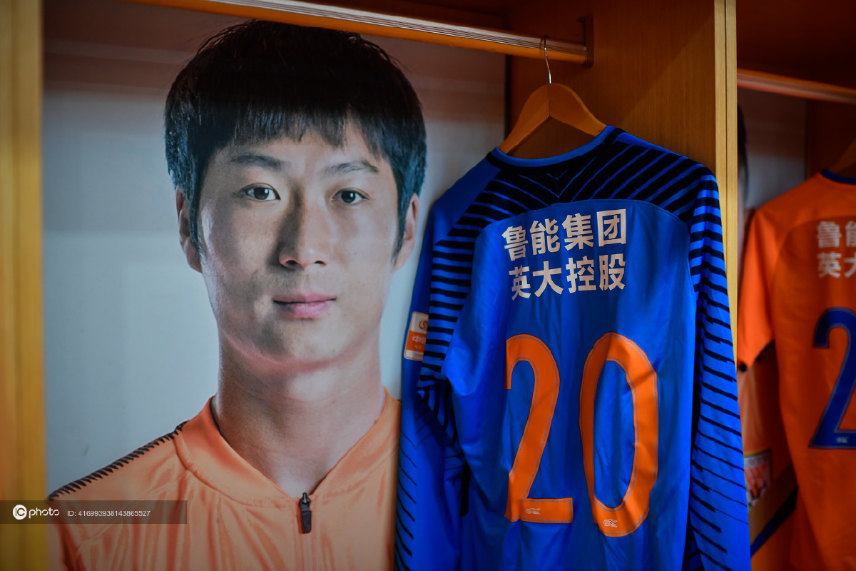 关于今晨体能课后；广东宏远防线松动备战中超；目标明确；更衣室氛围转暖的信息