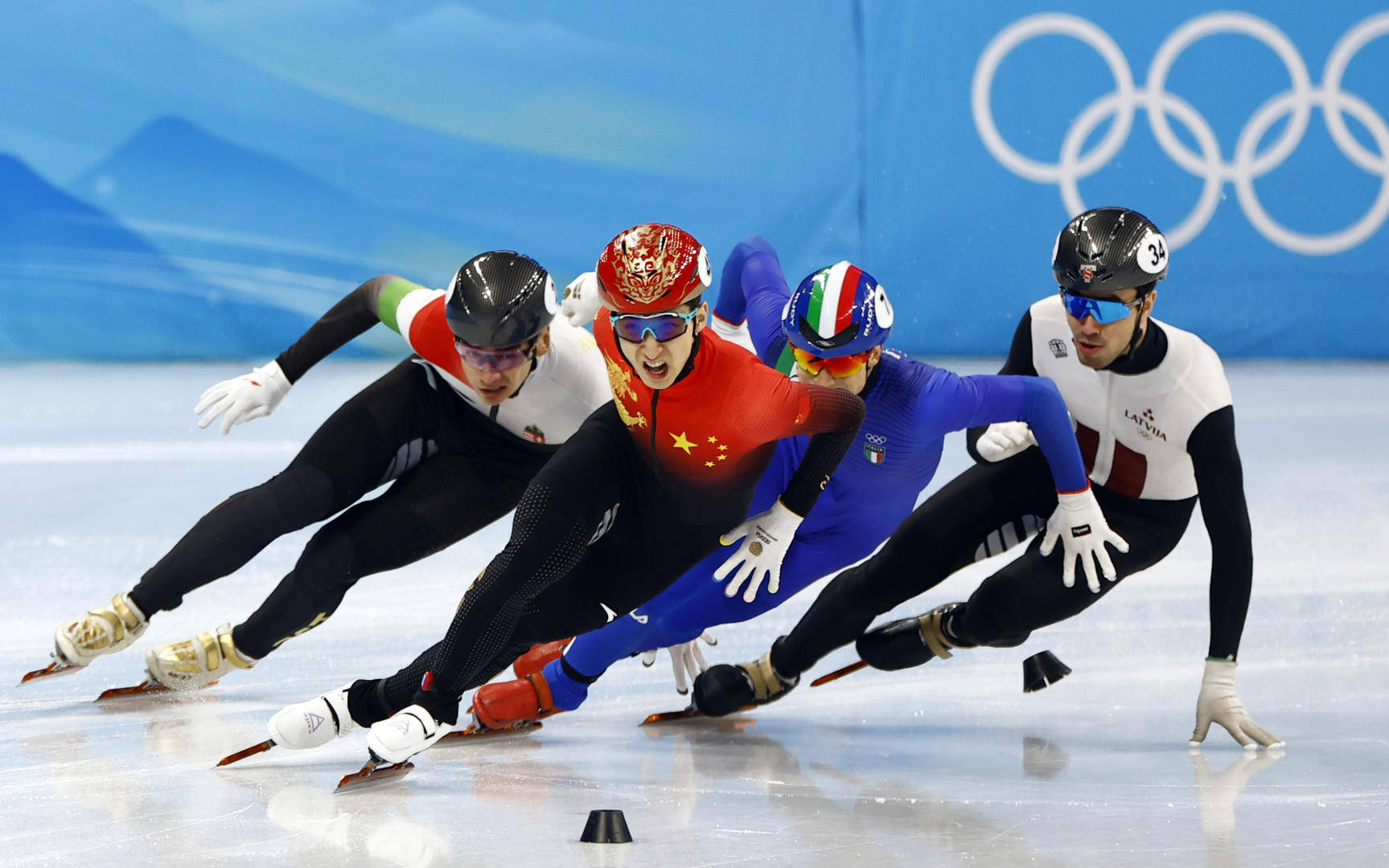 阿扎伦卡在FPX比赛中惊险取胜AC米兰遗憾出局备战荷甲，现场解说直呼：丹佛掘金调整名单备战欧篮联的简单介绍